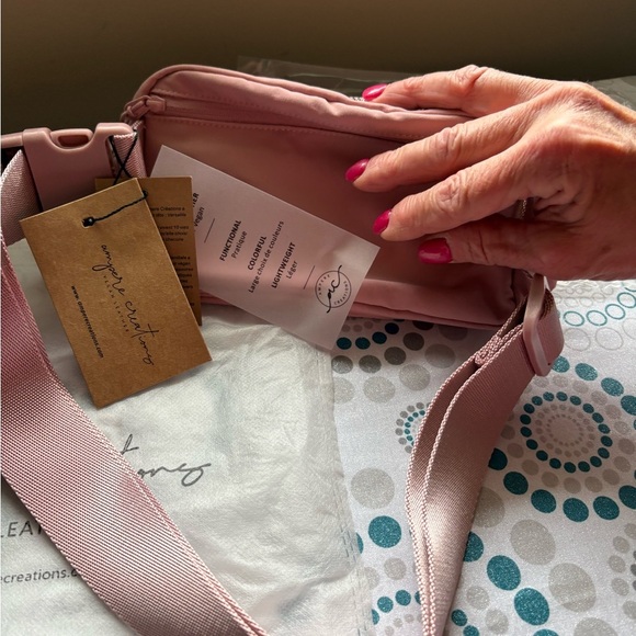 NWT- THE JULIA BAG
Pink rose fanny pack
Soft vegan leather
comes with dust bag - Picture 16 of 16